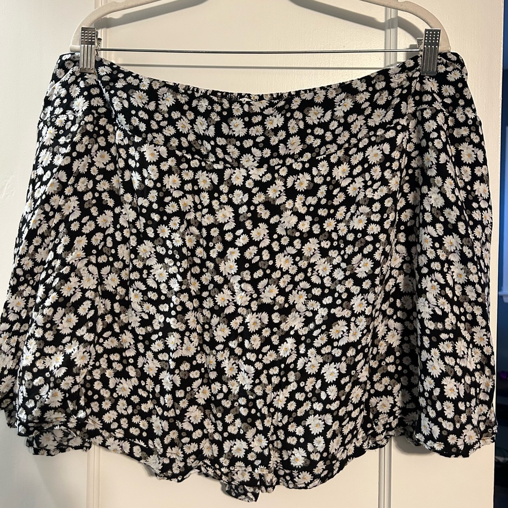 ARULA Black and White Floral Skirt